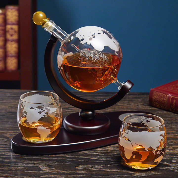 Håndlaget globekaraffel med verdenskart, ideell for dekantering av whisky, en eksklusiv gave.