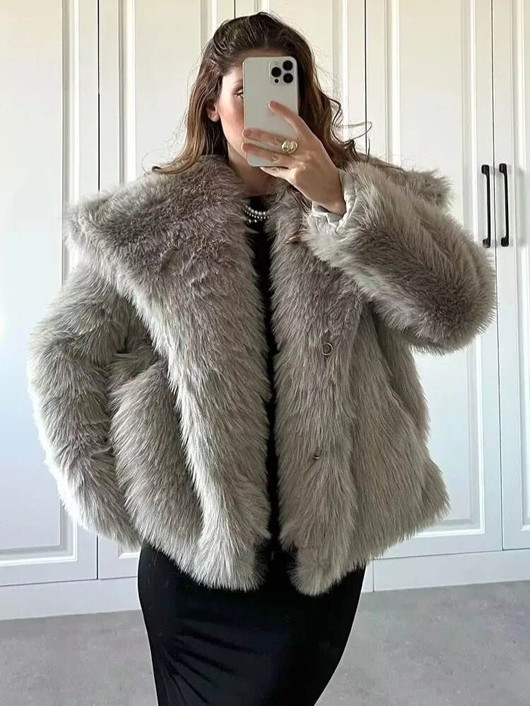 Trendy plysjpelsfrakk for kvinner. Varm og komfortabel damefrakk, et must-have for elegant vintermote.