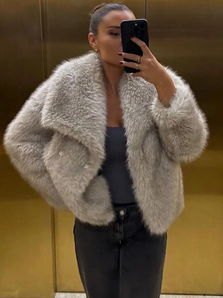 Beige stilfull plysjpelsfrakk. Elegant og varm damefrakk, perfekt for vinterens yttertøy og et luksuriøst uttrykk.
