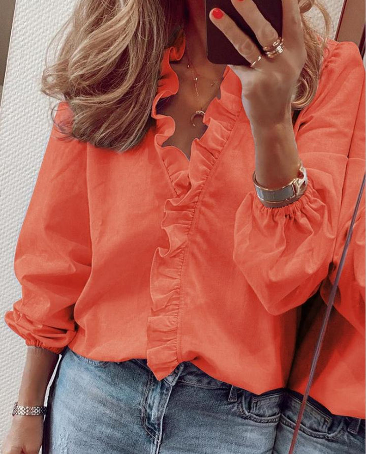 Stilfull V-hals kvinneskjorte med feminine volanger, en komfortabel og elegant bluse for alle anledninger.