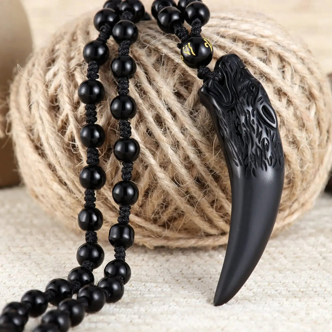 Kraftfullt obsidian ulvehalskjede. Et symbol på beskyttelse, styrke og dyp intuisjon for kvinner.