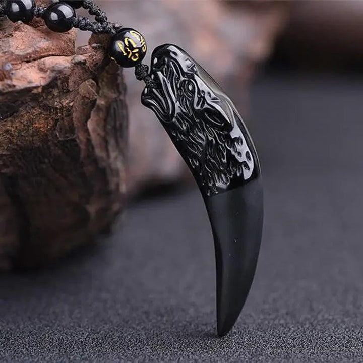 Elegant ulvehalskjede i obsidian for kvinner. Stilfullt anheng og smykke som gir energi og mot.