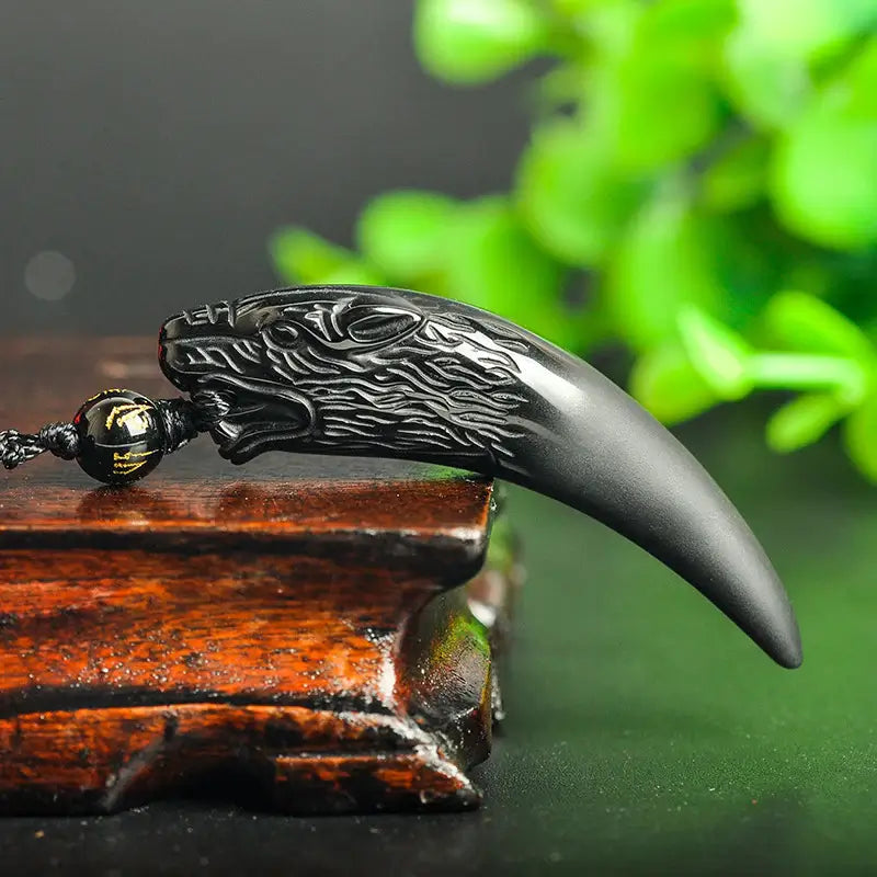 Dristig ulvehalskjede i ekte obsidian. Perfekt tilbehør for kvinner som søker beskyttelse og styrke.