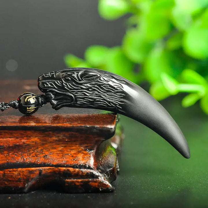 Dristig ulvehalskjede i ekte obsidian. Perfekt tilbehør for kvinner som søker beskyttelse og styrke.