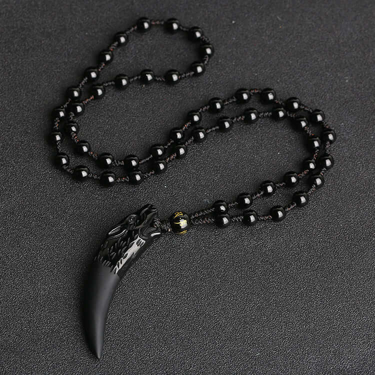 Obsidian anheng: Ulvehalskjede for kvinner, fokus på detaljer og steinens naturlige skjønnhet.
