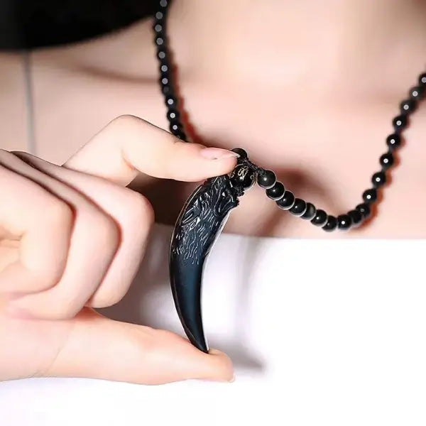 Obsidian ulvehalskjede presentert. Et unikt gavesett for kvinner som ønsker styrke og intuisjon.