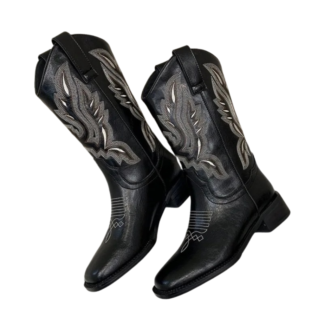 Elegante sorte damestøvler med unikt vintage broderi. Komfortable westernstøvler med firkantet tå, moteriktige boots.