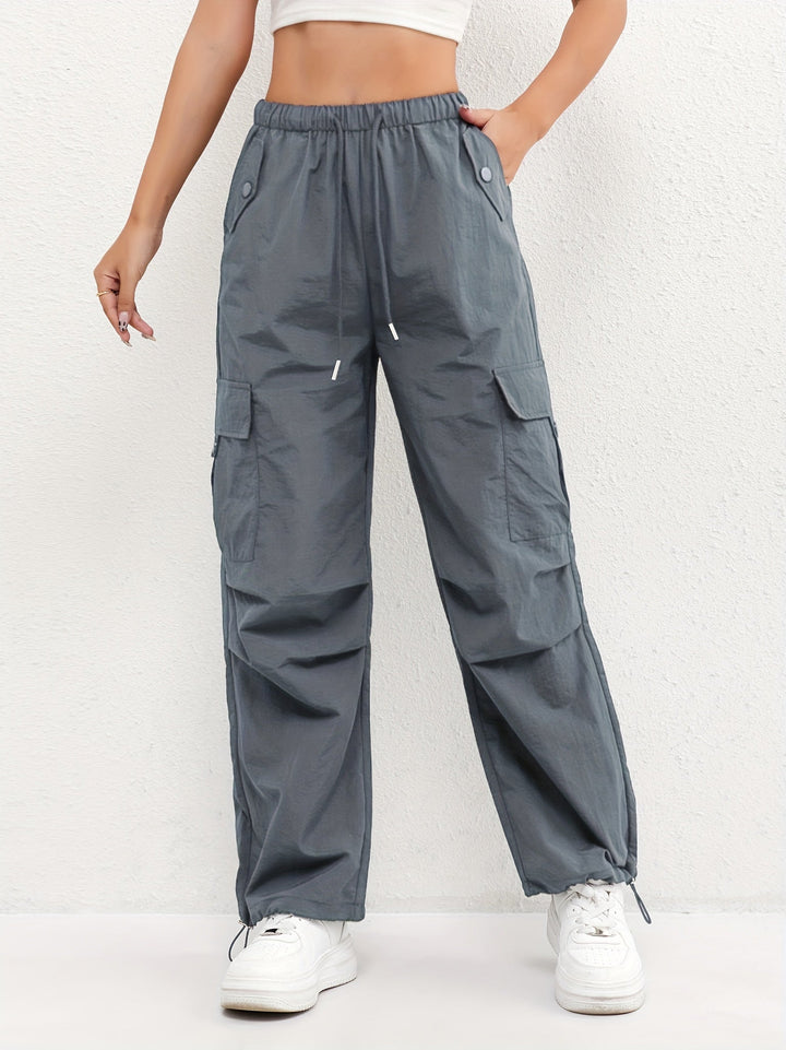 Avslappede kvinners cargo bukser med snøring og funksjonelle lommer, for en komfortabel og stilig look.