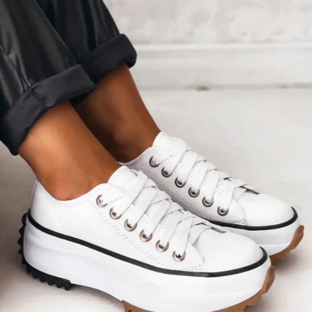 Stilige og trendy platåsko for damer i svart, med hvit såle. Komfortable slip-on sommersko for en aktiv hverdag.