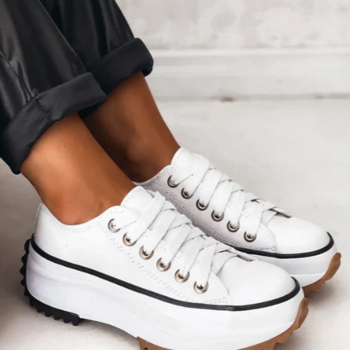 Stilige og trendy platåsko for damer i svart, med hvit såle. Komfortable slip-on sommersko for en aktiv hverdag.