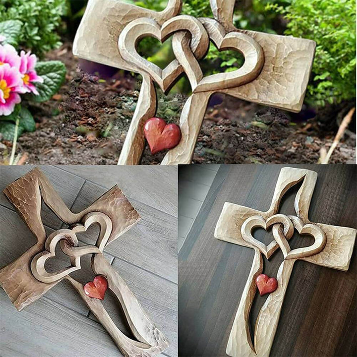 Dekorativt trekors med sammenflettede hjerter. Et kraftfullt symbol på kjærlighet og kristen tro.