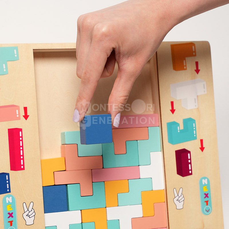 Montessori-inspirert Tetris-spill for barn. Trebrikker i ulike former for utviklingslek.