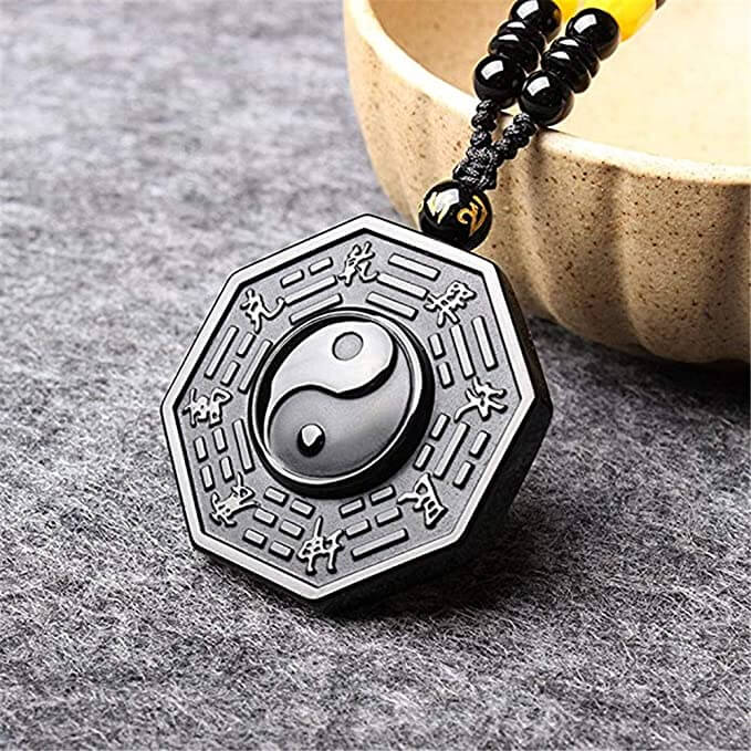 Stilrent unisex halskjede: obsidian yin yang design. Minimalistisk smykke for balanse og energi.