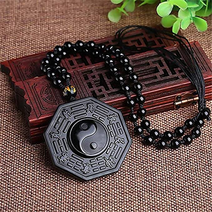 Elegant presentert obsidian yin yang halskjede. Unisex smykke for balanse, energi og velvære.